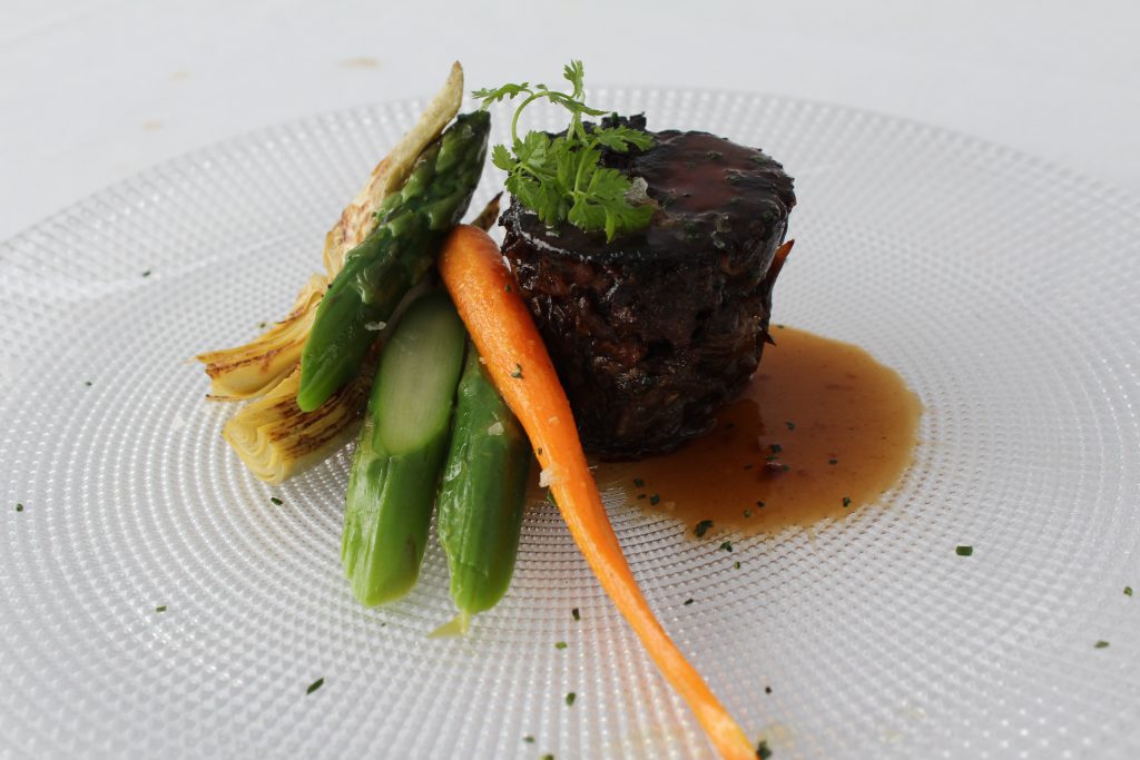 Rulo de rabo de toro relleno de foie con verduras