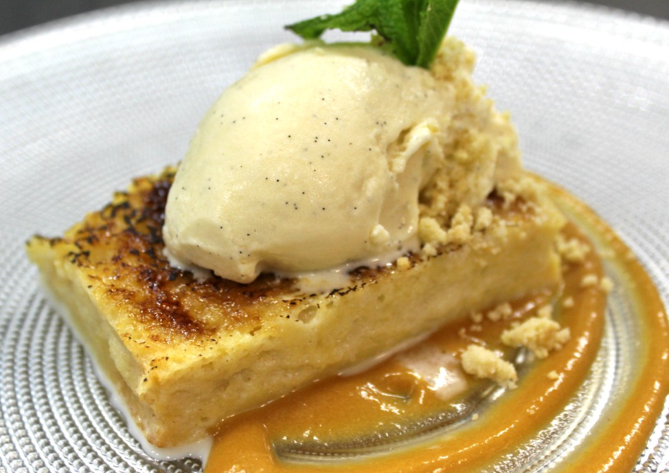 Torrija de brioche con helado de vainilla y toffe de melocotón