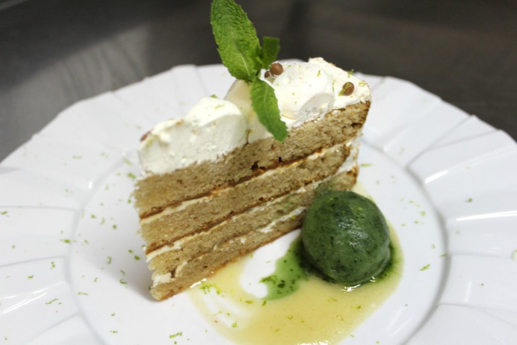 Tarta de Gengibre, queso y vainilla de madagascar con helado de zumo verde (6)