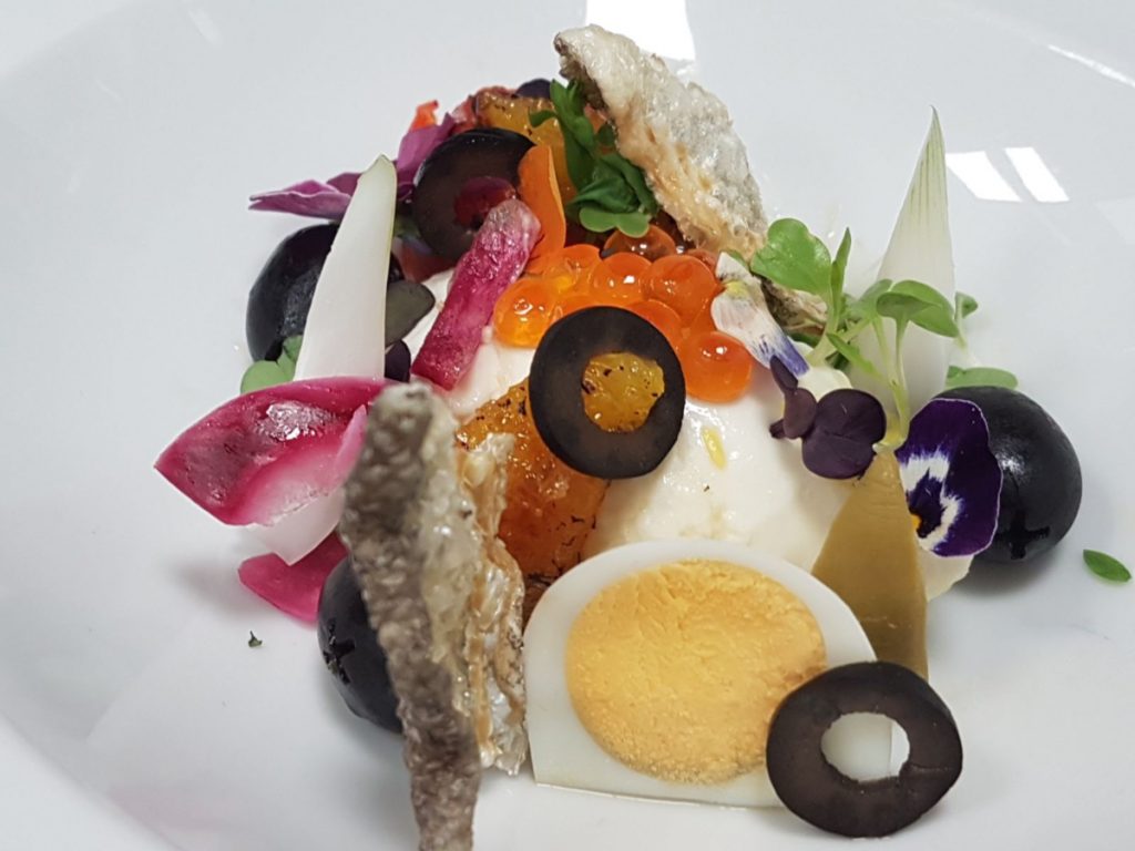 remojón andaluz de brandada de bacalao, pimientos asados, huevas de salmón, naranja caramelizada y aceitunas