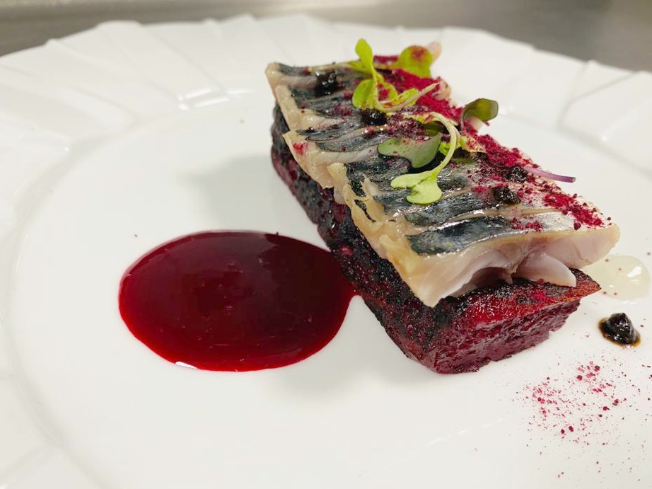 Caballa en salmuera con torrija de brioche y remolacha I