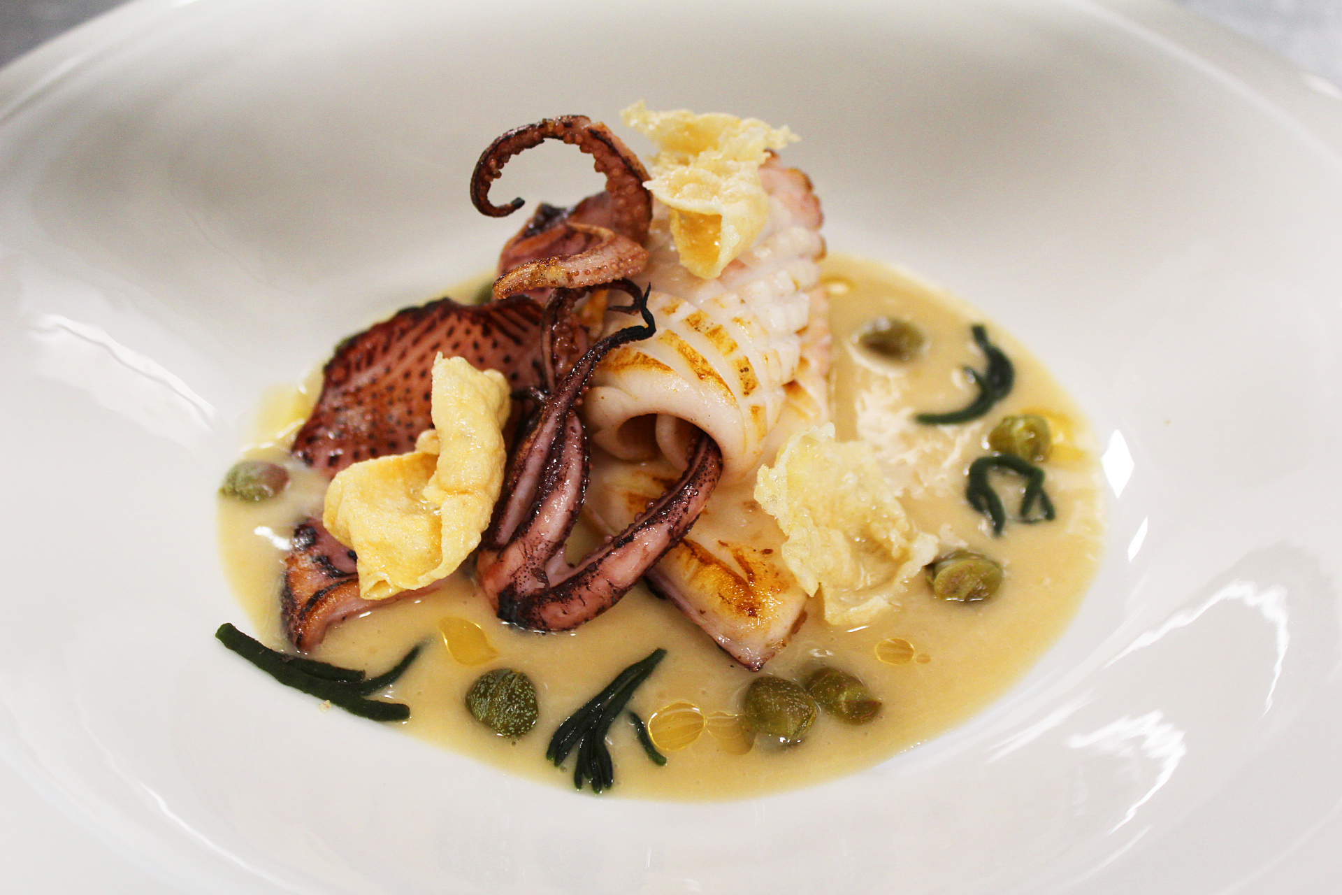 Calamar con beurre noir de alcaparras y su crujiente (2)