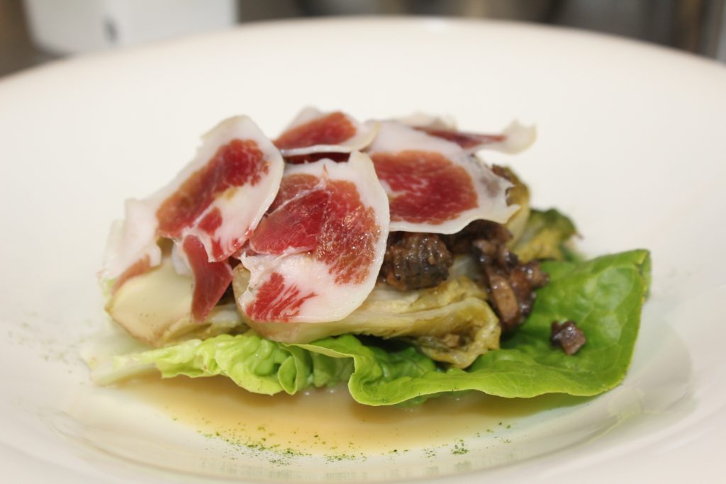 Cogollos a la brasa con duxelle de champiñones y velouté de manzanilla